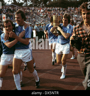 Fußball, DFB-Pokal 1975/1976, Finale, Waldstadion Frankfurt Am Main, Hamburger SV vs. 1. FC Kaiserslautern 2:0, HSV ist Deutscher Pokalsieger, HSV ist Deutscher Pokalsieger, Ehrenrunde mit dem Cup, Jubel, v.l.n.r.: Kurt Eigl, Hans-Jürgen Sperlich Stockfoto