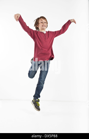 Springen Junge isoliert auf weißem Hintergrund Stockfoto