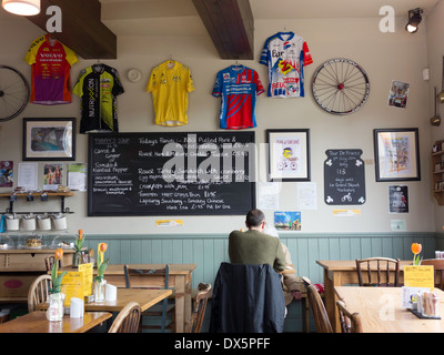 Yorkshire Café Interieur mit Radfahren Erinnerungsstücke für die Tour de France-Radrennen in 3 Monaten März 2014 eingerichtet Stockfoto