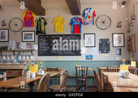 Yorkshire Café Interieur mit Radfahren Erinnerungsstücke für die Tour de France-Radrennen in 3 Monaten März 2014 eingerichtet Stockfoto