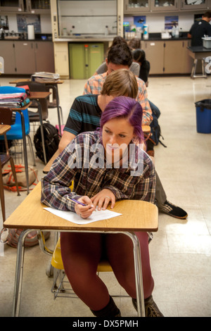 Ein San Clemente, CA, Gymnasiast Chemie nimmt eine Klassenzimmer-Quiz. Beachten Sie lila Haare färben. Stockfoto