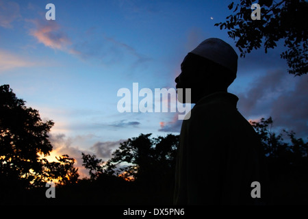 Afrikanische Ureinwohner bewundern Sie die Schönheit des Sonnenuntergangs im Busch, Mosambik. Stockfoto