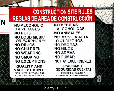Ein Zeichen in Englisch und Spanisch sind Sicherheitsvorschriften auf einer Baustelle in Los Angeles aufgeführt. Stockfoto