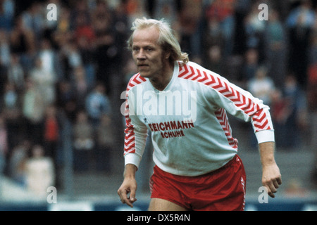 Fußball, Bundesliga, 1976/1977, Georg Melches Stadium, Rot Weiss Essen vs. Karlsruher SC 3:2, Szene des Spiels, Günter Fuerhoff (RWE) Stockfoto