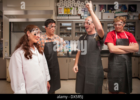 San Clemente, CA, High School Chemielehrer spricht mit ihren Schülern vor der Durchführung einer Labor-Experiments. Hinweis: Schutzbrille und Schürzen. Stockfoto