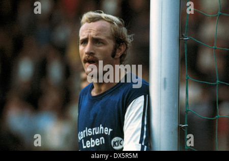 Fußball, Bundesliga, 1976/1977, Georg Melches Stadium, Rot Weiss Essen vs. Karlsruher SC 3:2, Szene des Spiels, Hermann Bredenfeld (KSC) Stockfoto