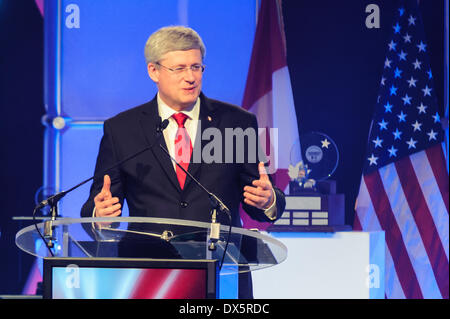 Toronto, can, 18. März 2014 - Stephen Harper befasst sich mit der kanadischen Frauen Hockey League Awards Gala. Der Ministerpräsident trat andere Würdenträger in Markham, Ontario Fahrer Bemerkungen bei Canadian Women es Hockey League Awards Gala. Bildnachweis: Victor Biro/Alamy Live-Nachrichten Stockfoto