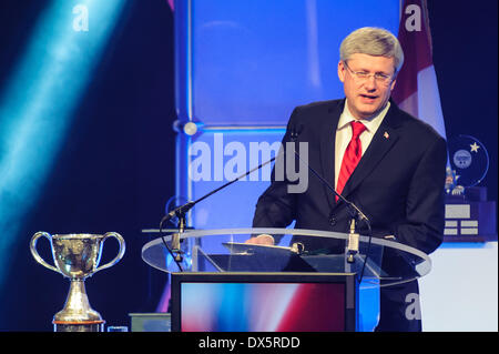 Toronto, can, 18. März 2014 - Stephen Harper befasst sich mit der kanadischen Frauen Hockey League Awards Gala. Der Ministerpräsident trat andere Würdenträger in Markham, Ontario Fahrer Bemerkungen bei Canadian Women es Hockey League Awards Gala. Bildnachweis: Victor Biro/Alamy Live-Nachrichten Stockfoto