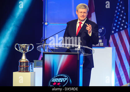 Toronto, can, 18. März 2014 - Stephen Harper befasst sich mit der kanadischen Frauen Hockey League Awards Gala. Der Ministerpräsident trat andere Würdenträger in Markham, Ontario Fahrer Bemerkungen bei Canadian Women es Hockey League Awards Gala. Bildnachweis: Victor Biro/Alamy Live-Nachrichten Stockfoto