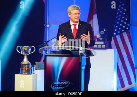 Toronto, can, 18. März 2014 - Stephen Harper befasst sich mit der kanadischen Frauen Hockey League Awards Gala. Der Ministerpräsident trat andere Würdenträger in Markham, Ontario Fahrer Bemerkungen bei Canadian Women es Hockey League Awards Gala. Bildnachweis: Victor Biro/Alamy Live-Nachrichten Stockfoto