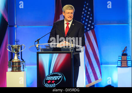 Toronto, can, 18. März 2014 - Stephen Harper befasst sich mit der kanadischen Frauen Hockey League Awards Gala. Der Ministerpräsident trat andere Würdenträger in Markham, Ontario Fahrer Bemerkungen bei Canadian Women es Hockey League Awards Gala. Bildnachweis: Victor Biro/Alamy Live-Nachrichten Stockfoto