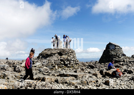 Menschen auf dem Gipfel des Ben Nevis in den schottischen Highlands Stockfoto