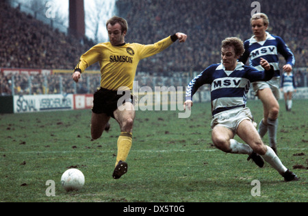 Fußball, Bundesliga, 1976/1977, Westfalenstadion, Borussia Dortmund vs. MSV Duisburg 2:1, Szene des Spiels, v.l.n.r.: Hans-Werner Hartl (BVB), Bernard Dietz (MSV), Werner Schneider (MSV) Stockfoto