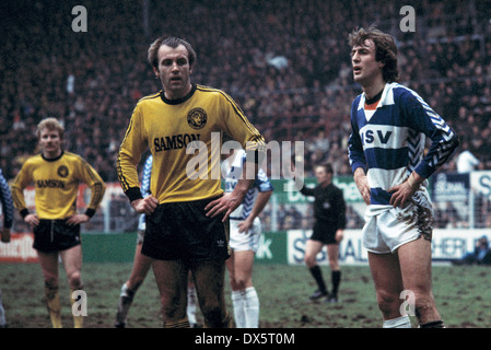 Fußball, Bundesliga, 1976/1977, Westfalenstadion, Borussia Dortmund vs. MSV Duisburg 2:1, Szene des Spiels, v.l.n.r.: Manfred Burgsmueller (BVB), Hans-Werner Hartl (BVB), Kees Bregman (MSV) Stockfoto
