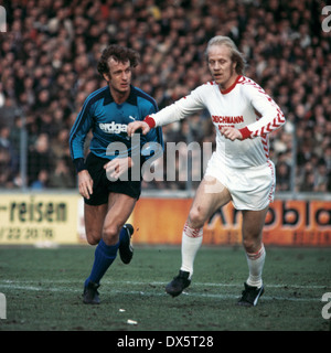 Fußball, Bundesliga, 1976/1977, Georg Melches Stadium, Rot Weiss Essen vs. Borussia Mönchengladbach 1:0, Szene des Spiels, Rainer Bonhof (MG) links und Günter Fuerhoff (RWE) Stockfoto