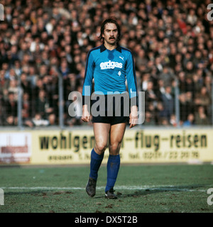 Fußball, Bundesliga, 1976/1977, Georg Melches Stadium, Rot Weiss Essen vs. Borussia Mönchengladbach 1:0, Szene des Spiels, Ulrich Stielike (MG) Stockfoto