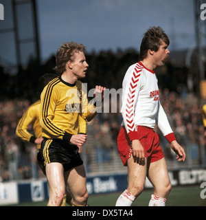 Fußball, Bundesliga, 1976/1977, Georg Melches Stadium, Rot Weiss Essen vs. Borussia Dortmund 1:5, Szene des Spiels, Manfred Burgsmueller (BVB) links und Gerd Wieczorkowski (RWE) Stockfoto