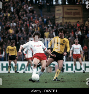 Fußball, Bundesliga, 1976/1977, Georg Melches Stadium, Rot Weiss Essen vs. Borussia Dortmund 1:5, Szene des Spiels, Gerd Woermer (RWE) links und Herbert Meyer (BVB) Stockfoto