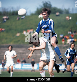 Fußball, 2. Bundesliga Nord 1976/1977, Stadion bin Uhlenkrug, ETB Schwarz Weiss Essen gegen Arminia Bielefeld 0:2, Szene des Spiels, Header von Hans-Werner Moors (Arminia) Stockfoto