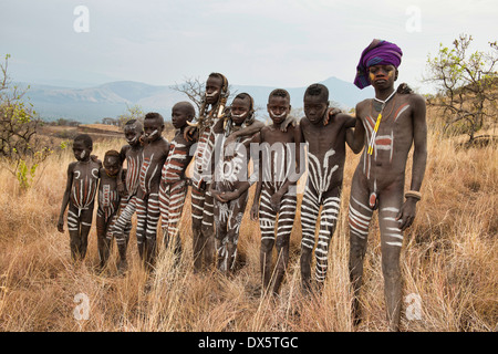 bemalte Mursi Jungs im Mago Nationalpark, unteren Omo-Tal von Äthiopien Stockfoto