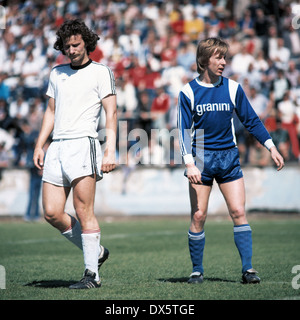 Fußball, 2. Bundesliga Nord 1976/1977, Stadion bin Uhlenkrug, ETB Schwarz Weiss Essen gegen Arminia Bielefeld 0:2, Szene des Spiels, Klaus Albert (ETB) links und Wolfgang Schilling (Arminia) Stockfoto