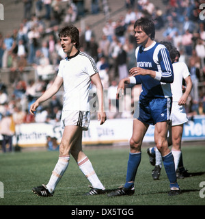 Fußball, 2. Bundesliga Nord 1976/1977, Stadion bin Uhlenkrug, ETB Schwarz Weiss Essen gegen Arminia Bielefeld 0:2, Szene des Spiels, Uwe Reinders (ETB) links und Wolfgang Pohl (Arminia) Stockfoto