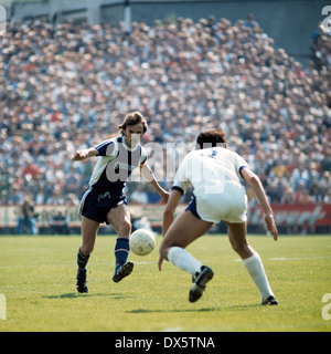 Fußball, 2. Bundesliga Nord: 2. Bundesliga verklagt, 1976/1977, Abstieg match bis Bundesliga 1977/1978, Hinspiel, Alm-Stadion, Arminia Bielefeld vs. TSV 1860 München 4:0, Szene des Spiels, Jonny Hey (Arminia) in Ballbesitz Stockfoto