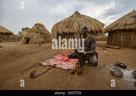 Mursi Häuptling mit Löwe Fell im Mago Nationalpark, unteren Omo-Tal von Äthiopien Stockfoto