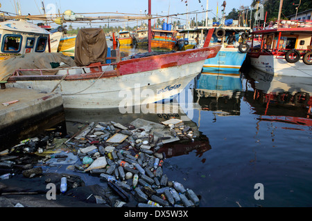 Kunststoff-Flaschen und anderen Hausmüll Marissa Fischerei Hafen und Bucht von Weligama, Sri Lanka Stockfoto