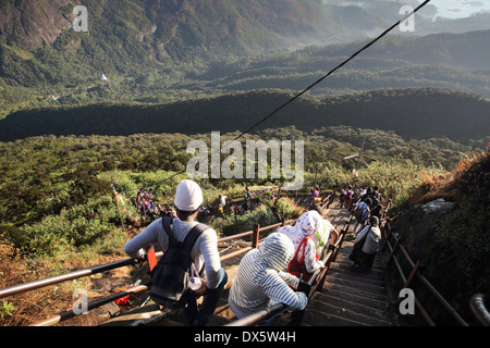 Buddhistische Pilger auf der steilen Treppe in der Nähe des Gipfels des Adam's Peak (Sri Pada) in Sri Lanka Stockfoto