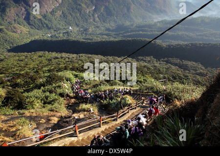 Buddhistische Pilger auf der steilen Treppe in der Nähe des Gipfels des Adam's Peak (Sri Pada) in Sri Lanka Stockfoto