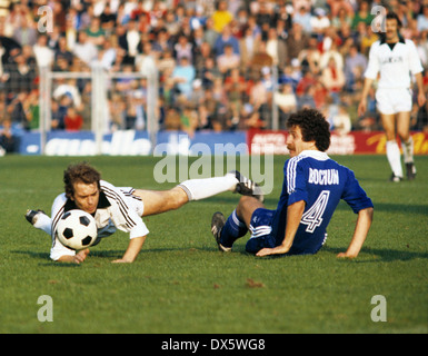 Fußball, Bundesliga, 1977/1978, Stadion der Castroper Straße, VfL Bochum gegen Eintracht Frankfurt 0:1, Szene des Spiels, Wolfgang Kraus (Eintracht) links und Klaus Franke (VfL) Stockfoto