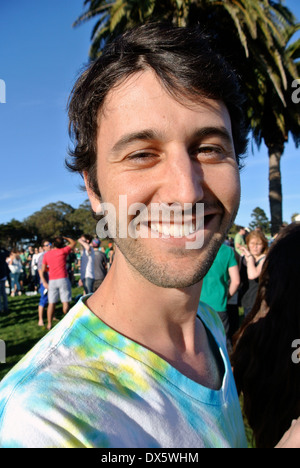 glücklicher Mann posiert für die Kamera am St. Patricks Tag in San Francisco Stockfoto