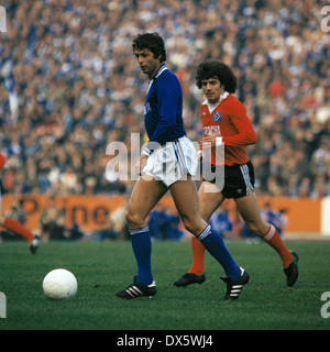 Fußball, Bundesliga, 1977/1978, Parkstadion, FC Schalke 04 vs. Hamburger SV 2:2, Szene des Spiels, Wim Suurbier (S04) links und Kevin Keegan (HSV) Stockfoto