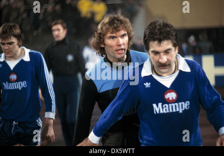 Fußball, DFB-Pokal 1977/1978, Viertelfinale, Wedau Stadion, MSV Duisburg gegen Hertha BSC Berlin 1:0,-in der zweiten Hälfte, v.l.n.r.: Karl-Heinz Granitza (Hertha), Torhüter Norbert Nigbur (Hertha), Bernd Gersdorff (Hertha) Stockfoto