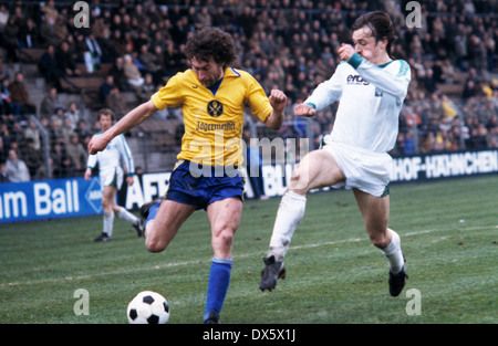 Fußball, Bundesliga, 1977/1978, Stadion bin Boekelberg, Borussia Moenchengladbach gegen Eintracht Braunschweig 3:1, Szene des Spiels, Paul Breitner (Eintracht) links und Ewald Lienen (MG) Stockfoto