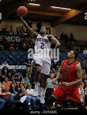 Moraga, Kalifornien, USA. 18. März 2014. 18. März 2014 - Moraga, Kalifornien USA - Saint Mary G # 2 Paul McCoy Himmel über Utes # 21 Jordan Loveridge und Gäste während der NCAA Männer Basketball-Spiel zwischen Utah Runnin Utes und heiliges Marys Gaels 70-58-Sieg bei McKeon Pavillon, Moraga Calif Credit: Csm/Alamy Live-Nachrichten Stockfoto