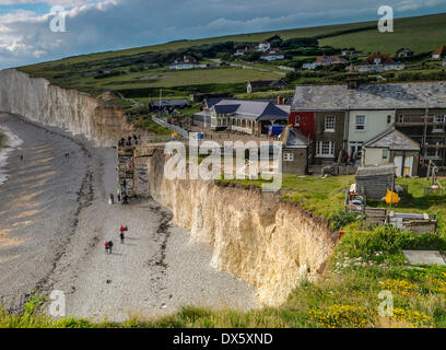 Datei-PIX: 15. Juli 2012. Birling Gap, East Sussex vor 19 Monaten zeigt, wie viel mehr Land dort von den Hütten war und wie schnell die Felsen ausgehöhlt hat im Vergleich zu was es heute aussieht. Bildnachweis: David Burr/Alamy Live-Nachrichten Stockfoto