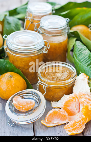 Verschiedene Gläser mit hausgemachten Mandarine Marmelade auf alten Holztisch Stockfoto