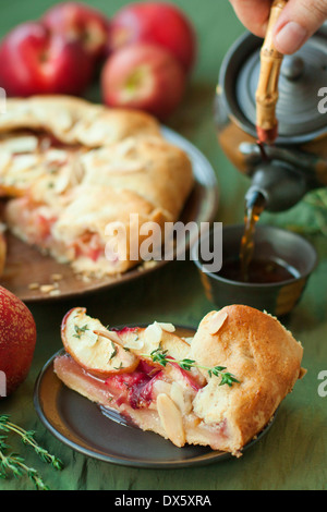 Hausgemachte Sommer Obstkuchen mit Mandeln und tyme Stockfoto