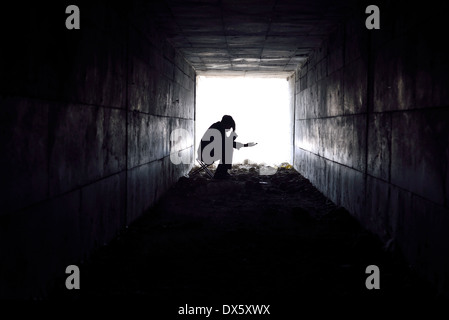 Man wartet, Armen einhändig zu helfen Stockfoto