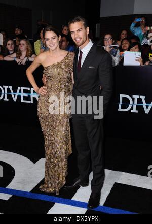 Westwood, CA. 18. März 2014. Shailene Woodley, Theo James im Ankunftsbereich für abweichende Premiere, The Regency Bruin Theater, Westwood, CA 18. März 2014. Bildnachweis: Dee Cercone/Everett Collection/Alamy Live-Nachrichten Stockfoto