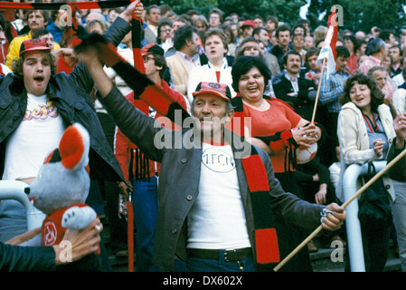 Fußball, 2. Bundesliga Nord: 2. Bundesliga verklagt, 1977/1978, Abstieg match bis Bundesliga 1978/1979, Bein, Georg Melches Stadium, Rot Weiss Essen im Vergleich zu 1 zurück. FC Nürnberg 2:2, Nürnberg-Fußball-Fans jubeln über den Aufstieg in die Bundesliga Stockfoto