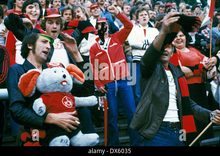 Fußball, 2. Bundesliga Nord: 2. Bundesliga verklagt, 1977/1978, Abstieg match bis Bundesliga 1978/1979, Bein, Georg Melches Stadium, Rot Weiss Essen im Vergleich zu 1 zurück. FC Nürnberg 2:2, Nürnberg-Fußball-Fans jubeln über den Aufstieg in die Bundesliga Stockfoto