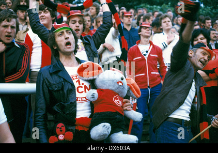 Fußball, 2. Bundesliga Nord: 2. Bundesliga verklagt, 1977/1978, Abstieg match bis Bundesliga 1978/1979, Bein, Georg Melches Stadium, Rot Weiss Essen im Vergleich zu 1 zurück. FC Nürnberg 2:2, Nürnberg-Fußball-Fans jubeln über den Aufstieg in die Bundesliga Stockfoto