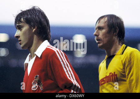 Fußball, Bundesliga, 1978/1979, Westfalenstadion, Borussia Dortmund vs. 1. FC Köln 0:0, Szene des Spiels, Pierre Littbarski (FC) links und Siegfried Held (BVB) Stockfoto