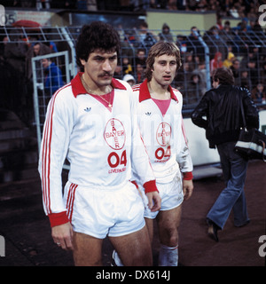 Fußball, 2. Bundesliga Nord, 1978/1979, Grotenburg Stadion, Bayer 05 Uerdingen gegen Bayer 04 Leverkusen 0:0 Einfahren des Teams, Walter Posner (Leverkusen) links und Peter Klimke (Leverkusen) Stockfoto