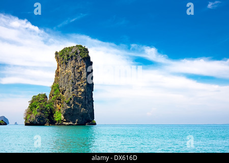 tropischer Strand mit Meer und Kalkstein Felsen, Krabi, Thailand Stockfoto