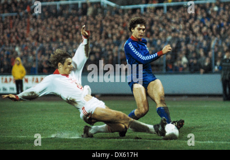 Fußball, 2. Bundesliga Nord, 1978/1979, Grotenburg Stadion, Bayer 05 Uerdingen gegen Bayer 04 Leverkusen 0:0, Szene des Spiels, Ludger van de Loo (Uerdingen) rechts und Juergen Gelsdorf (Leverkusen) Stockfoto