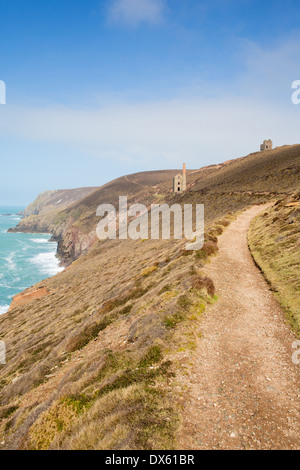 Cornwall Küstenpfad und Tin mine England UK in der Nähe von St Agnes Beacon Wahrzeichen bekannt als Wheal Coates Stockfoto